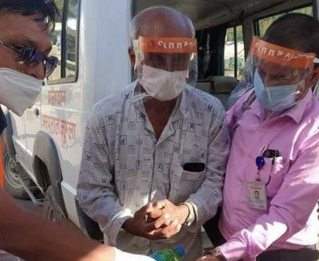 शिक्षण अस्पतालमा अनसन बस्न गएका केसीलाई एम्बुलेन्सबाट तानेर प्रहरीले ट्रमामा झार्यो