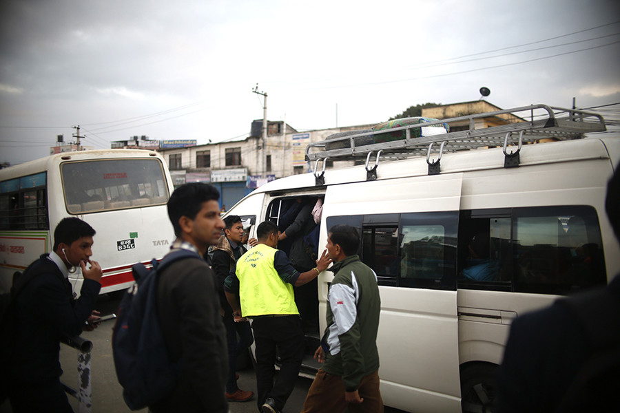 दाेब्बर भाडा लिएका यातायात ब्यावसायीले उपत्यकामै यात्रु काेच्न  थाले