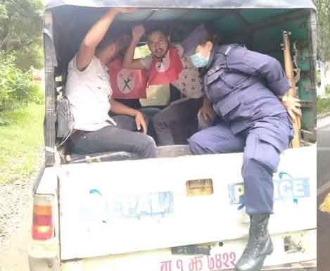 त्रिविविको बेथिति र भ्रष्टाचारबिरुद्ध आन्दाेलित बिद्यार्थीलाई प्रहरीले गिरफ्तार गर्यो