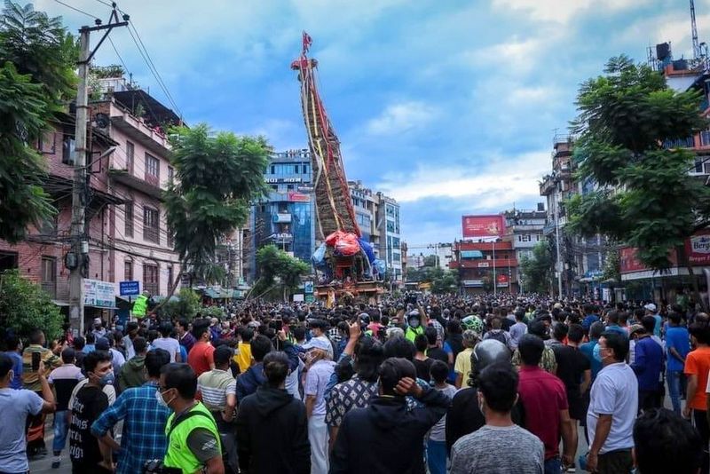 निषेधाज्ञा तोड्दै पुल्चोकमा सयौंको भीँडले तान्यो रातो मच्छिन्द्रनाथको रथ