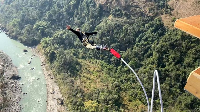 पर्वतमा रहेकाे विश्वकै अग्लो बन्जी र स्विङ व्यावसायिक सञ्चालनमा