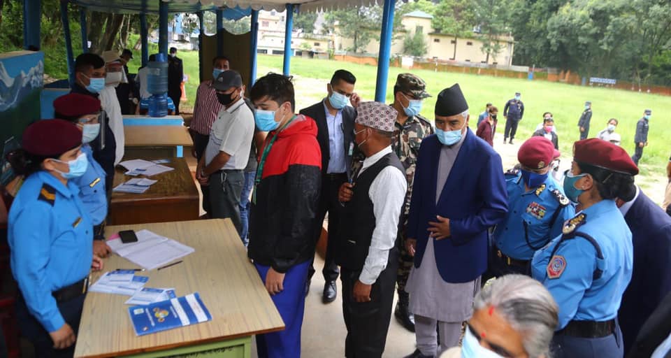 प्रधानमन्त्री शेरबहादुर देउवाद्वारा खाेप केन्द्रकाे अनुगमन (तस्विर)