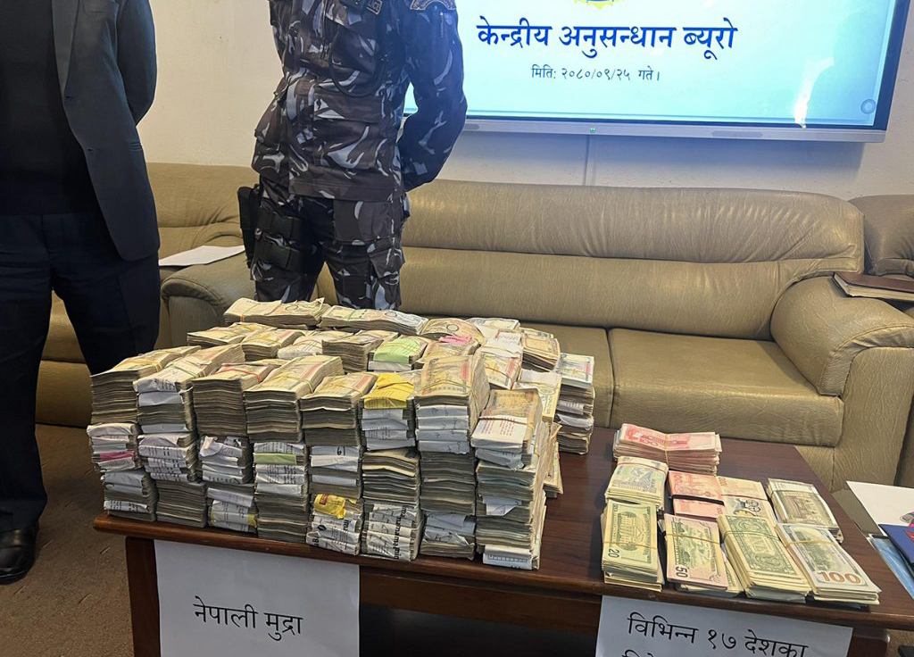 बम्जनको घरमा पैसाको चाङ, ३ करोड ३४ लाख रुपैयाँ बरामद