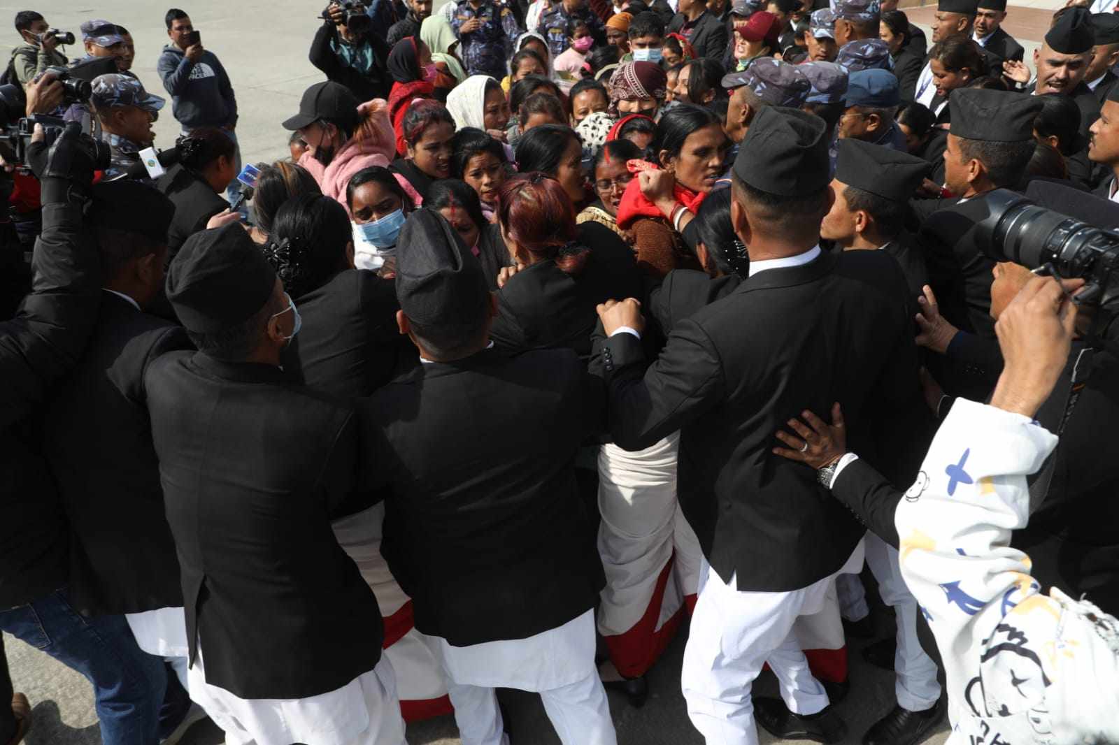 गेटका प्रहरीले छोडेः संसदको हलमा छिर्न खोज्दा मर्यादापालकले रोके