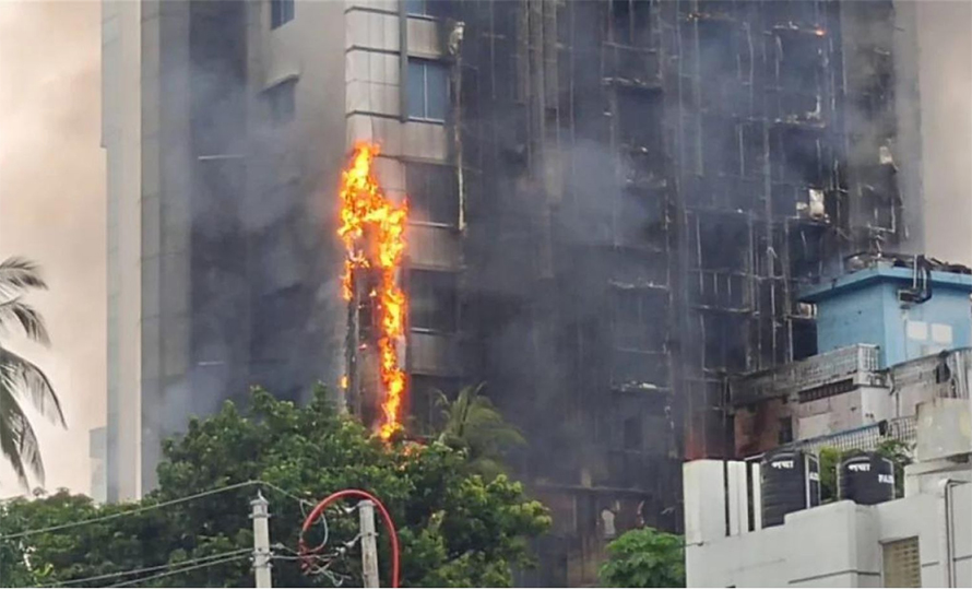 अबामी लिगका जिल्ला नेताको होटलमा आगजनी, कम्तीमा २४ को मृत्यु