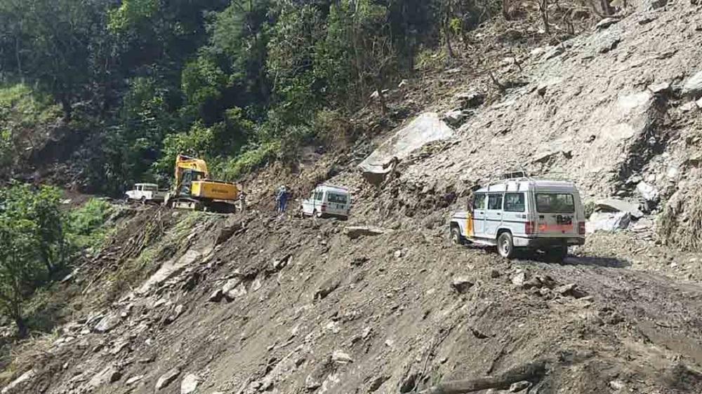 पहिरो र बाढीका कारण देशका विभिन्न राजमार्ग अवरुद्ध