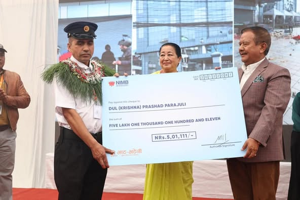 बहादुरी देखाउने सुरक्षा गार्डलाई पाँच लाख पुरस्कार, पाँच ग्रेड बढुवा