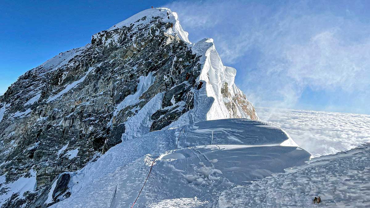 प्रहरी सहायक निरीक्षक शेर्पाले चुमिन सगरमाथा शिखर