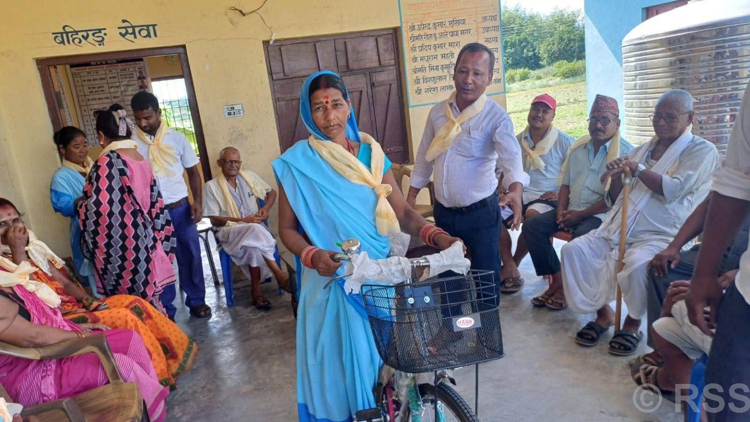 स्वास्थ्य स्वयंसेविकाकेँ साइकल वितरण