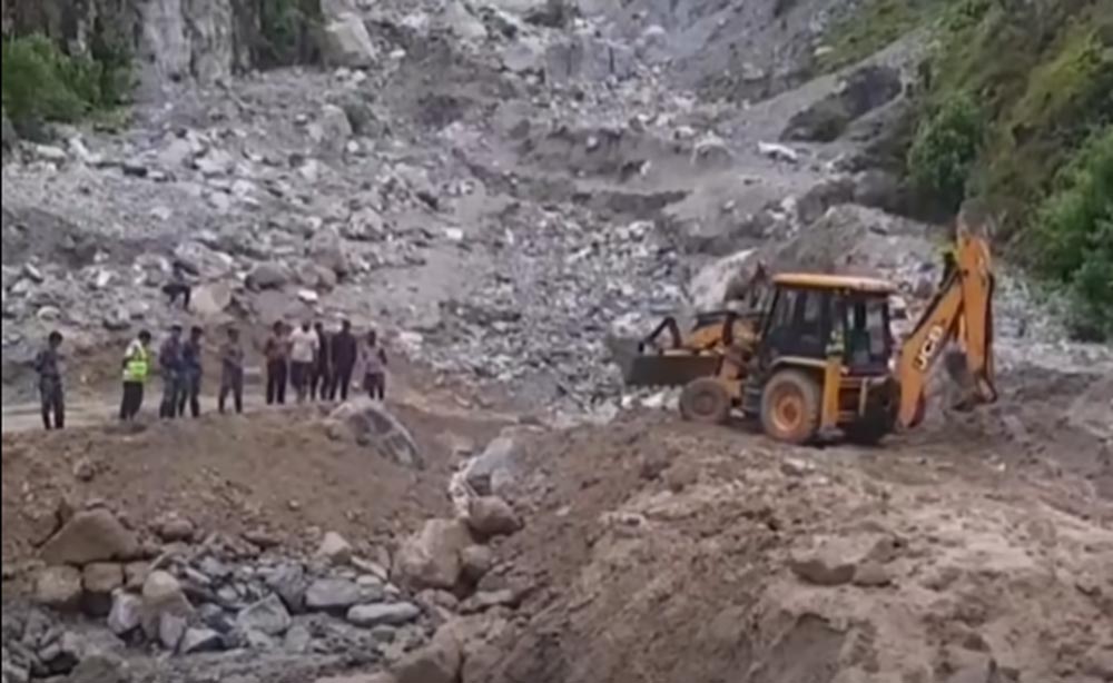 ओखलढुंगाको सिद्धिचरण लोकमार्ग पुर्णरुपमा अवरुद्ध