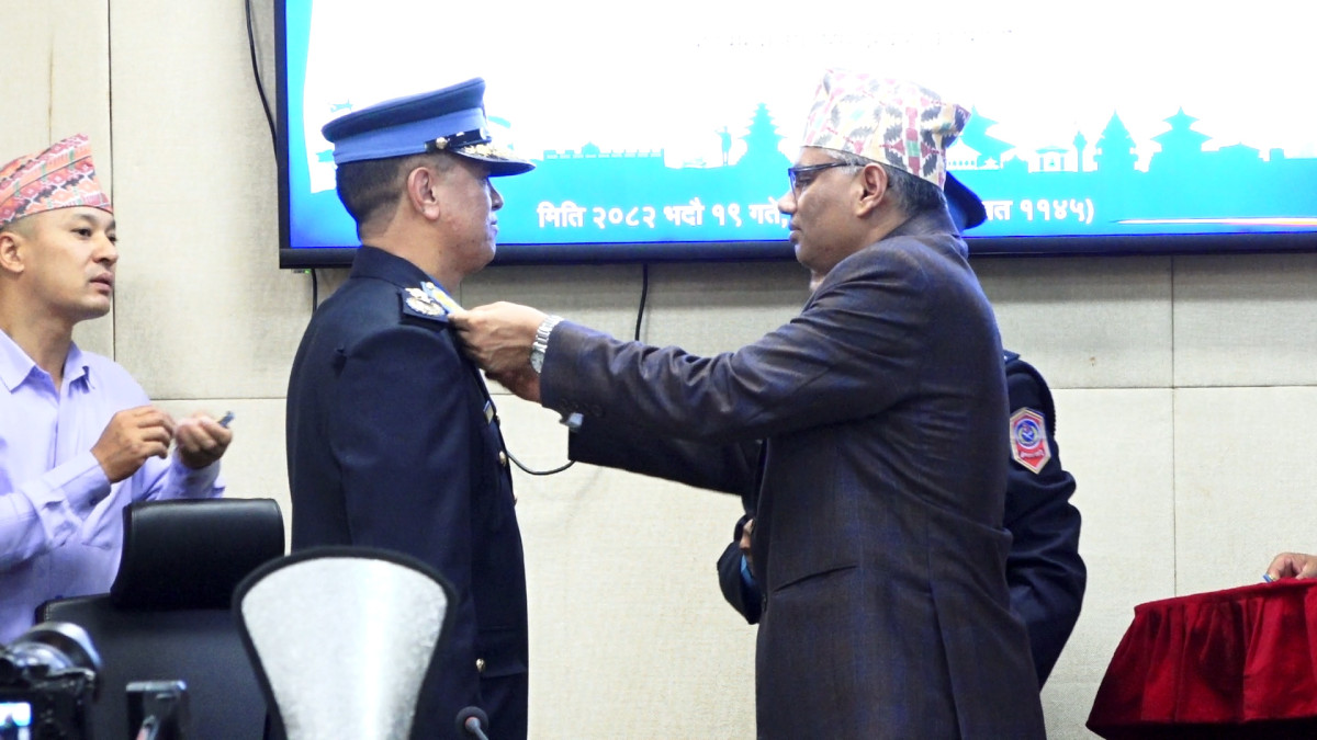 नवनियुक्त आईजीपी खापुङलाई दर्ज्यानी चिह्न प्रदान