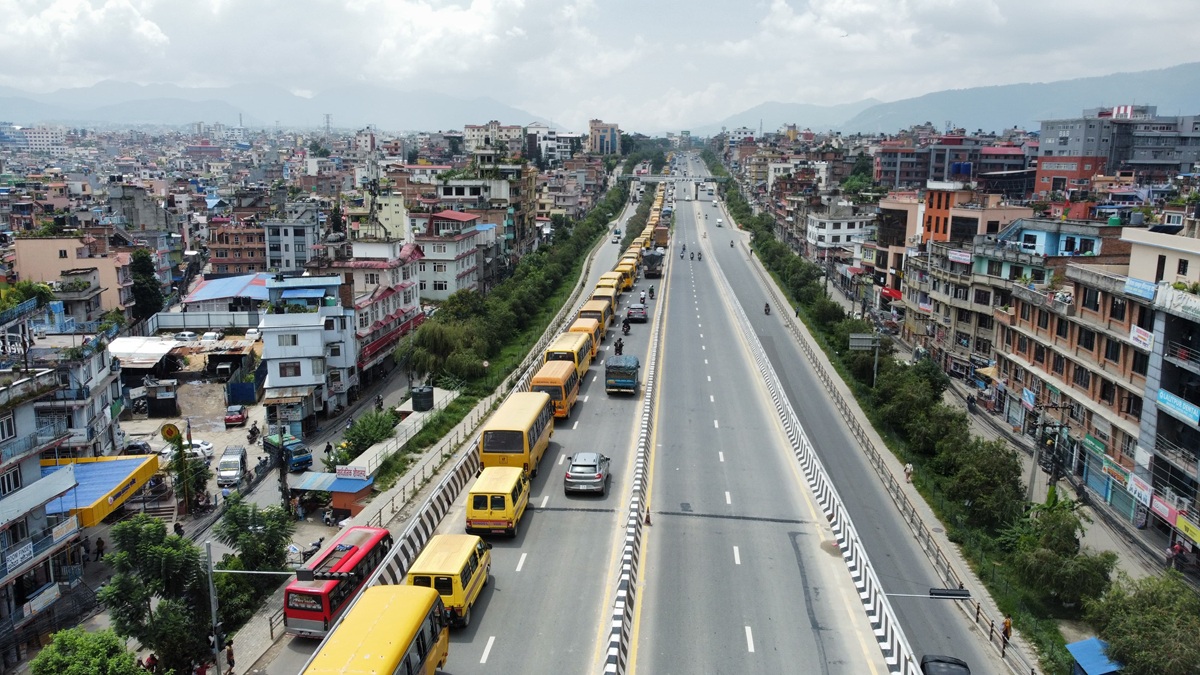 चक्रपथमा निजी स्कुलका बसको र्‍याली