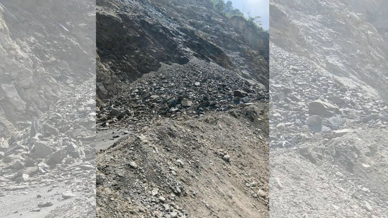 तुइन खोलामा पहिरो खस्दा नारायणगढ-मुग्लिन सडक अवरूद्ध
