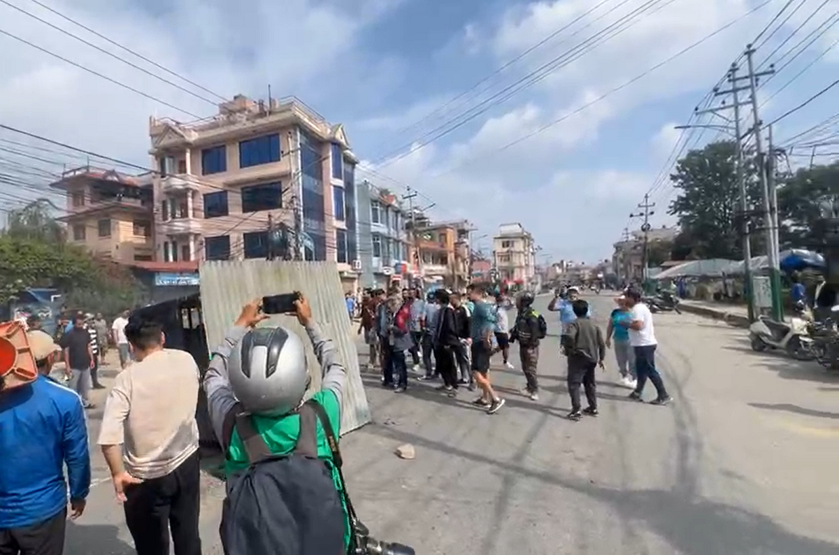 प्रचण्ड निवासमा तोडफोड