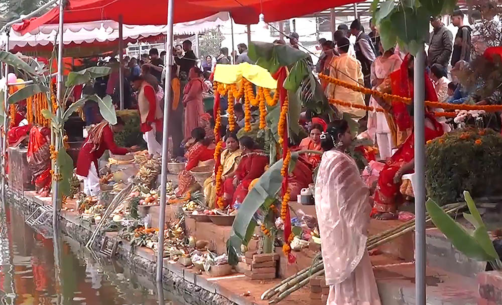छठ पर्वको मुख्य दिन: अस्ताउदो सूर्यलाई दिइयो अर्घ