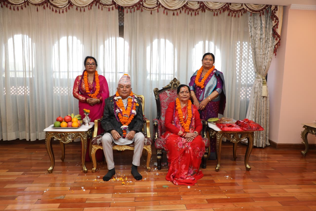 राष्ट्रपति पौडेलले लगाए बहिनीहरूबाट तिहारको टीका