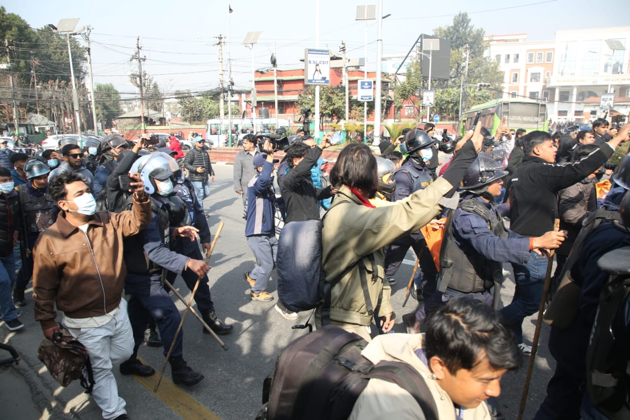 सर्वपक्षीय सरकार गठनको माग गर्दै माइतीघरमा भएको प्रदर्शनमा प्रहरीको हस्तक्षेप