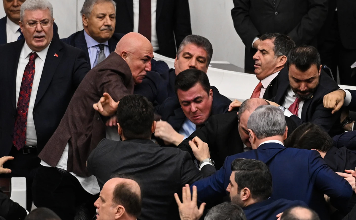 टर्कीको संसद्‌मा सांसदहरुबीच कुटाकुट