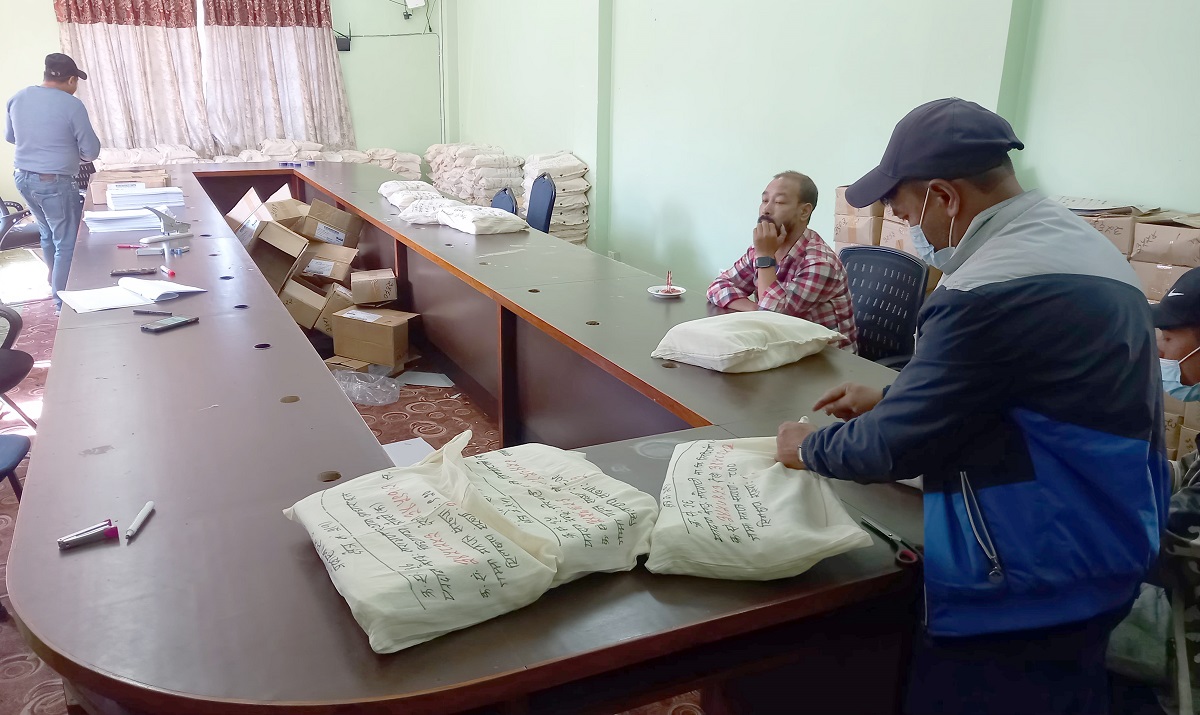 कर्णाली प्रदेशका १० जिल्लाका १२ निर्वाचन क्षेत्रमा मतपत्र पठाउन थालियो