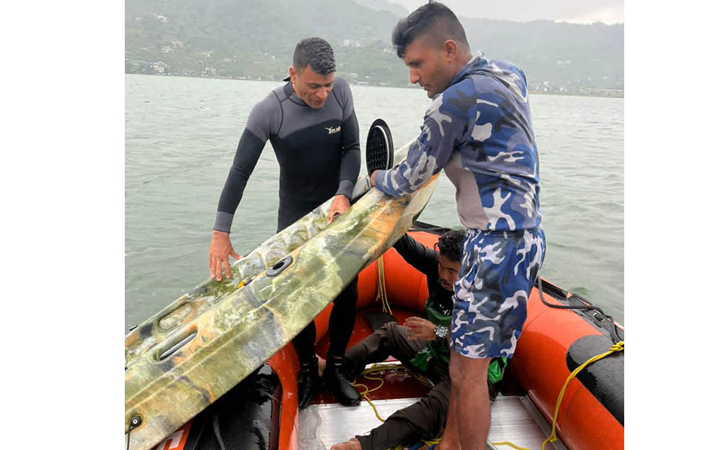 फेवातालमा बोट  पल्टिँदा अलपत्र परेका युवकको सशस्त्र प्रहरीद्वारा सकुशल उद्धार
