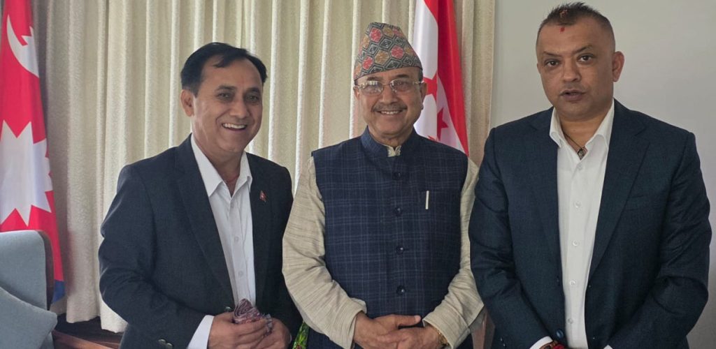कांग्रेस सभापति थापा र उपसभापति शर्माले गरे नेता खड्कासँग छलफल