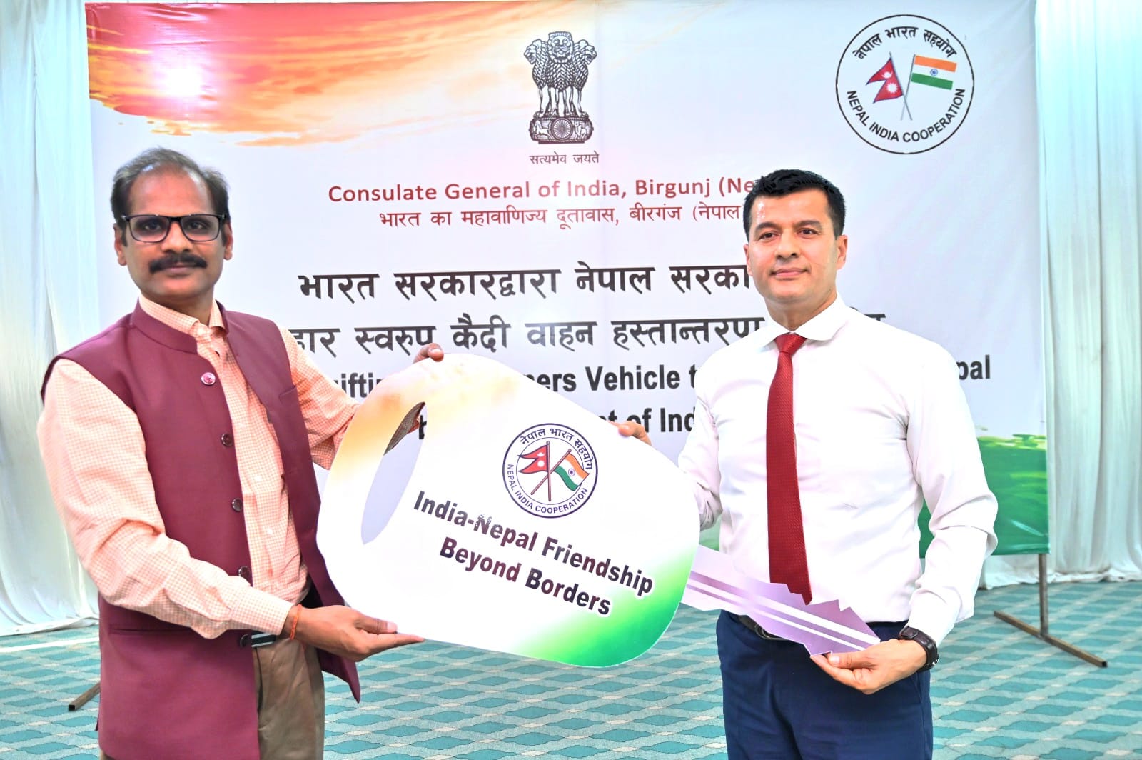 भारतले नेपाललाई दियो १० वटा कैदी बोक्ने ट्रक