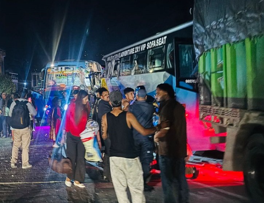 धादिङमा तीन सवारी एकआपसमा ठोक्किँदा ३७ जना घाइते