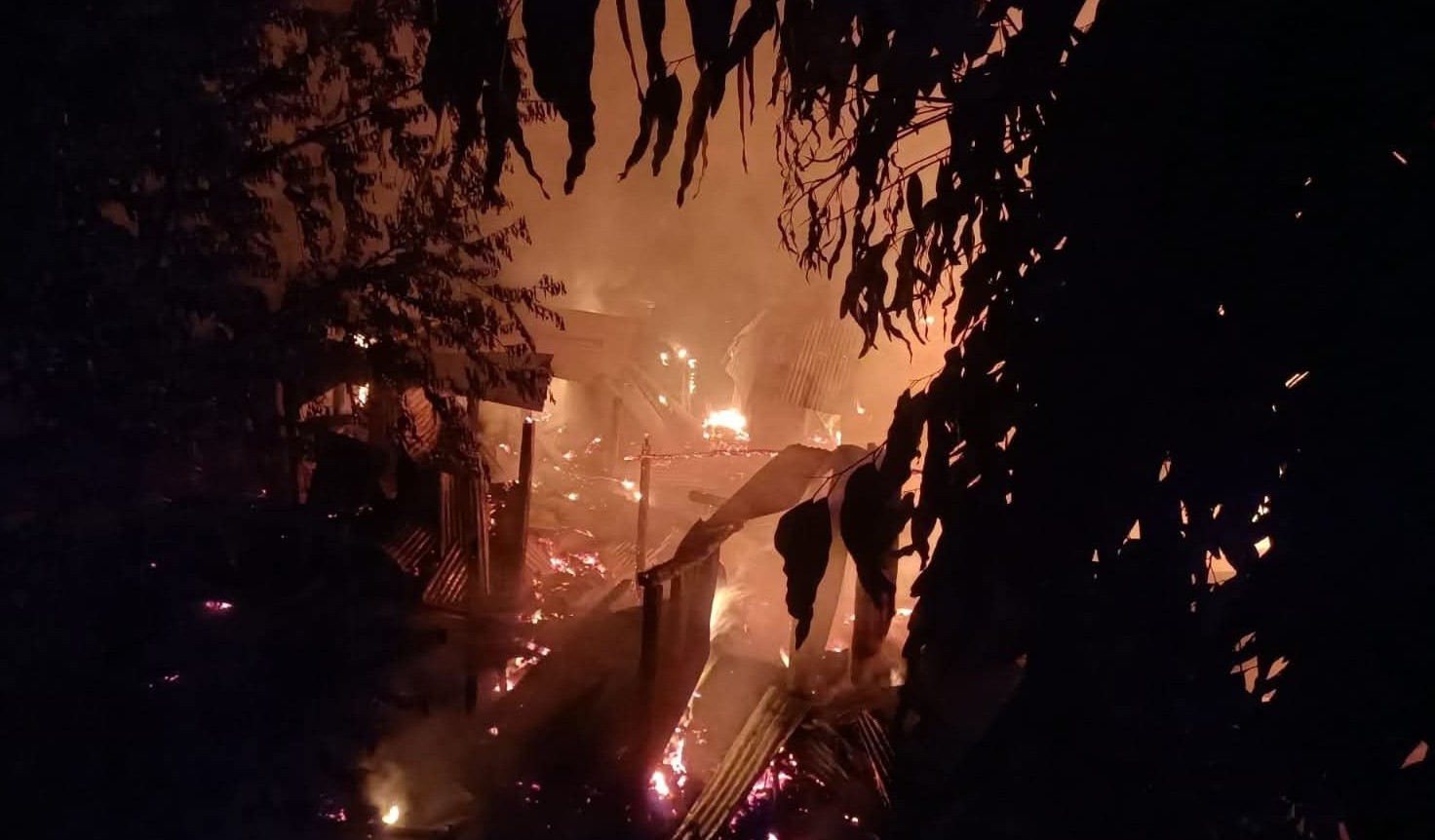 सप्तरीको तिलाठी कोइलाडीमा आगलागीमा परि १२ घरगोठ जले