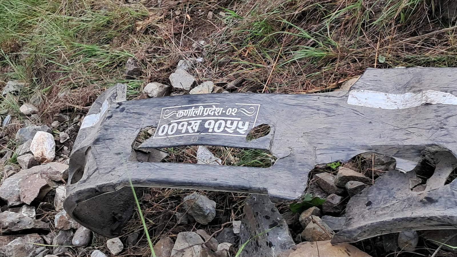 कर्णाली नदीमा खसेको गाडी अझै भेटिएन, खोज्दै गोताखोर