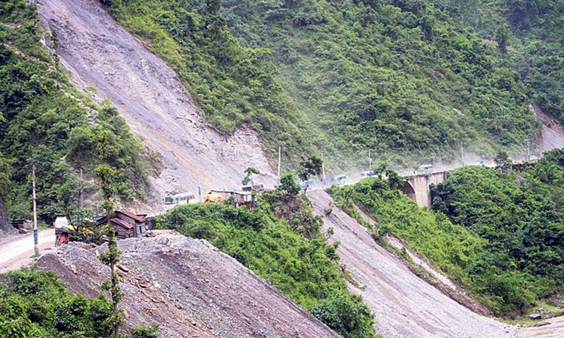 नारायणगढ–मुग्लिन सडकमा ओभरटेक बढ्दा दुर्घटना र जाम, प्रशासनद्वारा ट्राफिक नियम पालना गर्न आग्रह