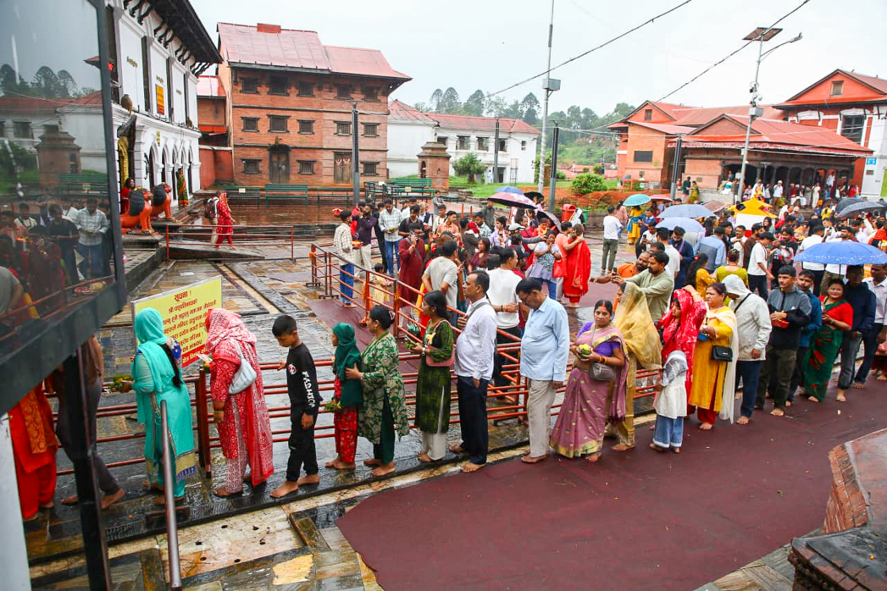 साउने संक्रान्तिमा पशुपतिनाथमा भक्तजनको घुइँचो, बिहानैदेखि शिवपूजामा श्रद्धालुको भीड