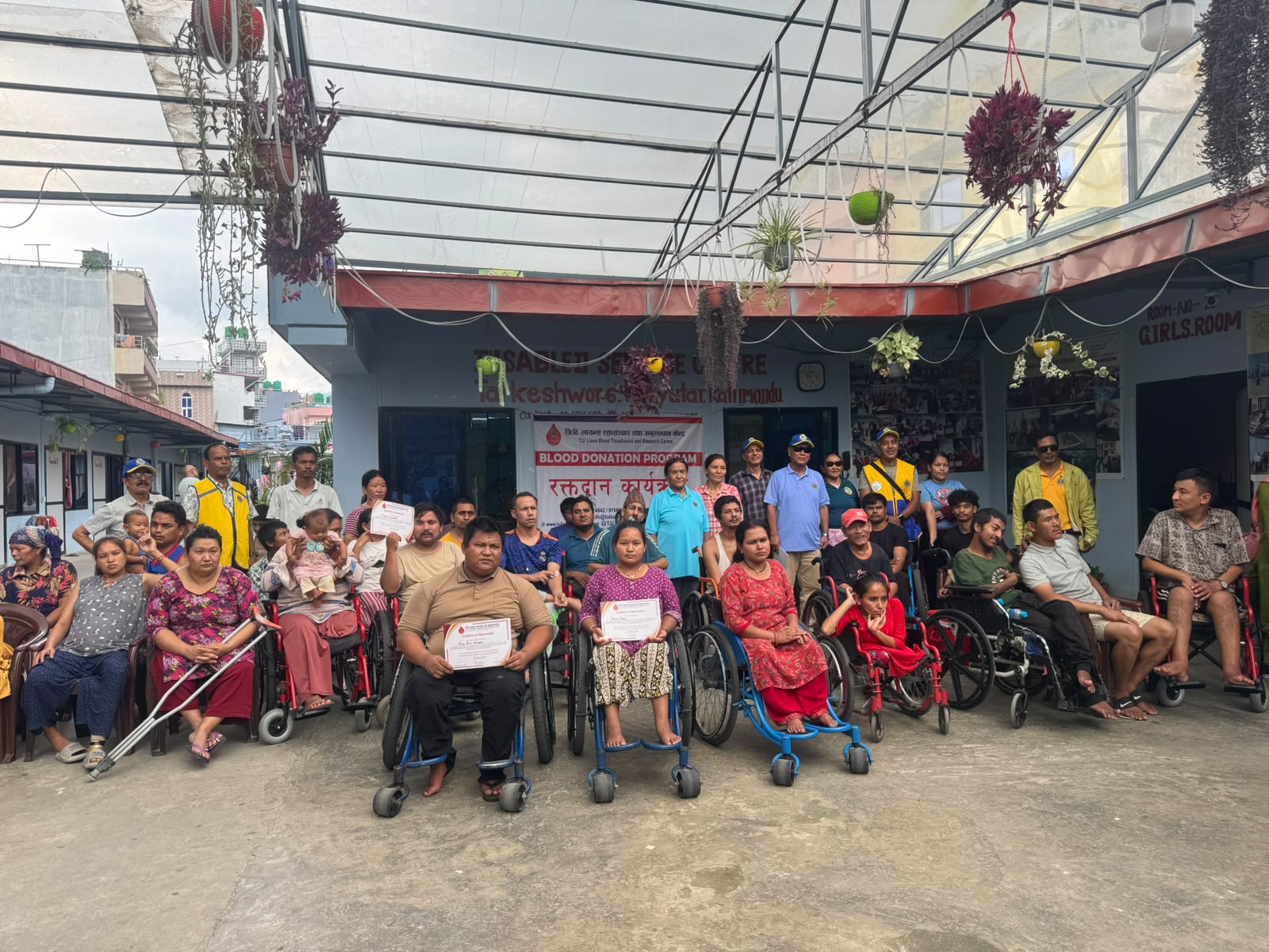 लायन्स क्लब अफ काठमाडौ चाबहिल चैातारीको रक्तदान कार्यक्रममा अपांगता भएकाले पनि गरे रक्तदान