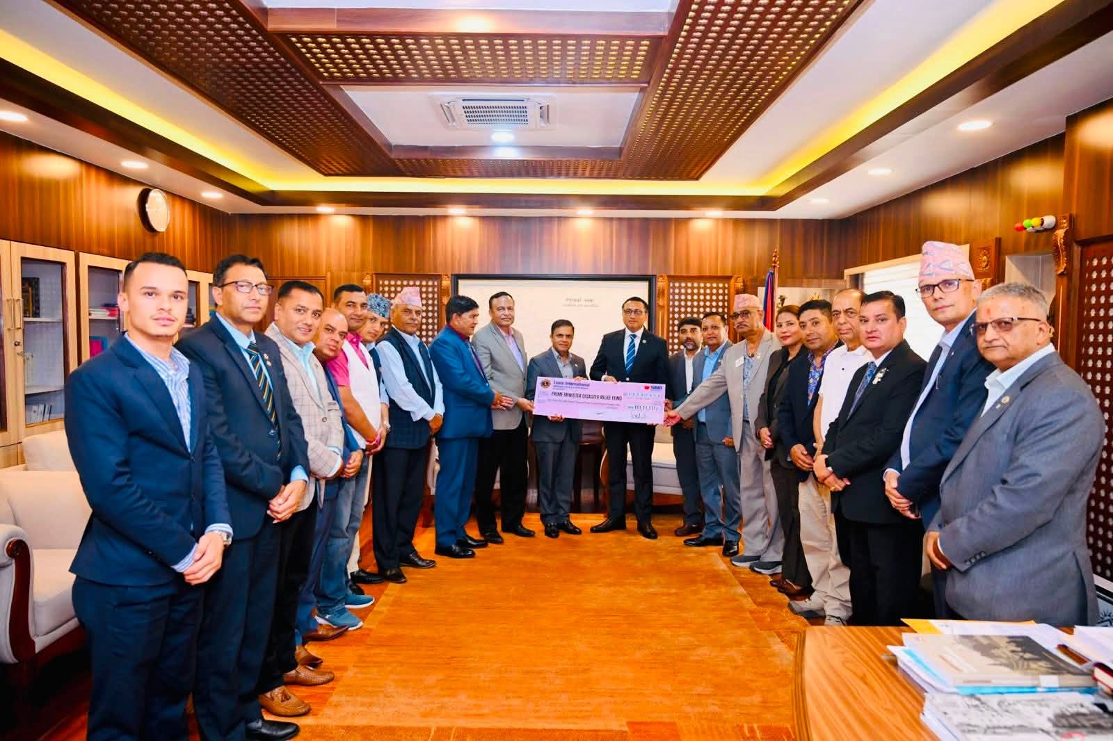 बाढीपीडितका लागि लायन्स अन्तर्राष्ट्रिय मल्टिपल ३२५ द्वारा करोडौं रकम सरकारलाई हस्तान्तरण, पुनर्निर्माणमा पनि साथ
