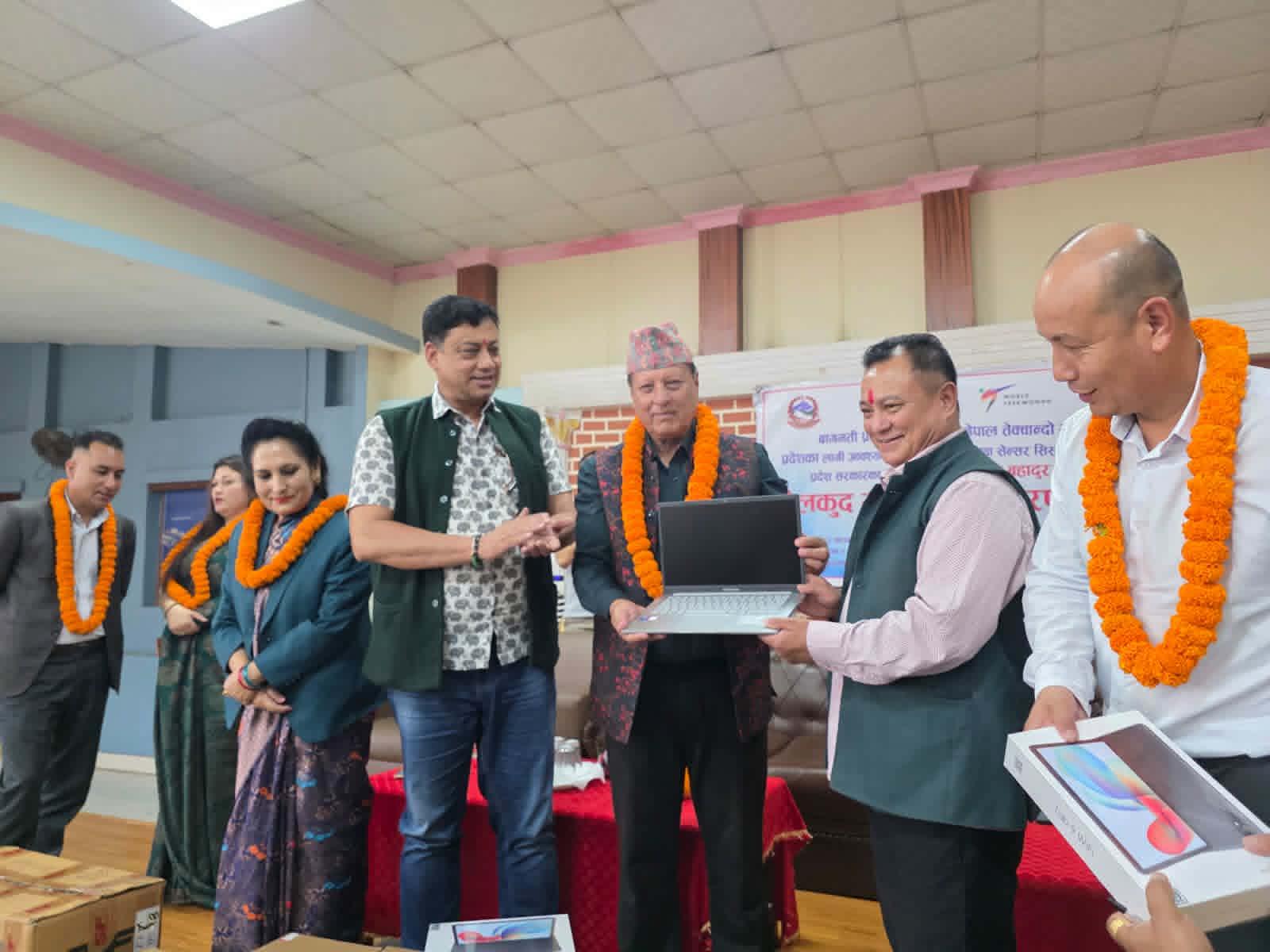 बागमतीका तेक्वान्दो खेलाडीलाई आधुनिक सेन्सर प्रणालीसहित खेलकुद सामग्री हस्तान्तरण