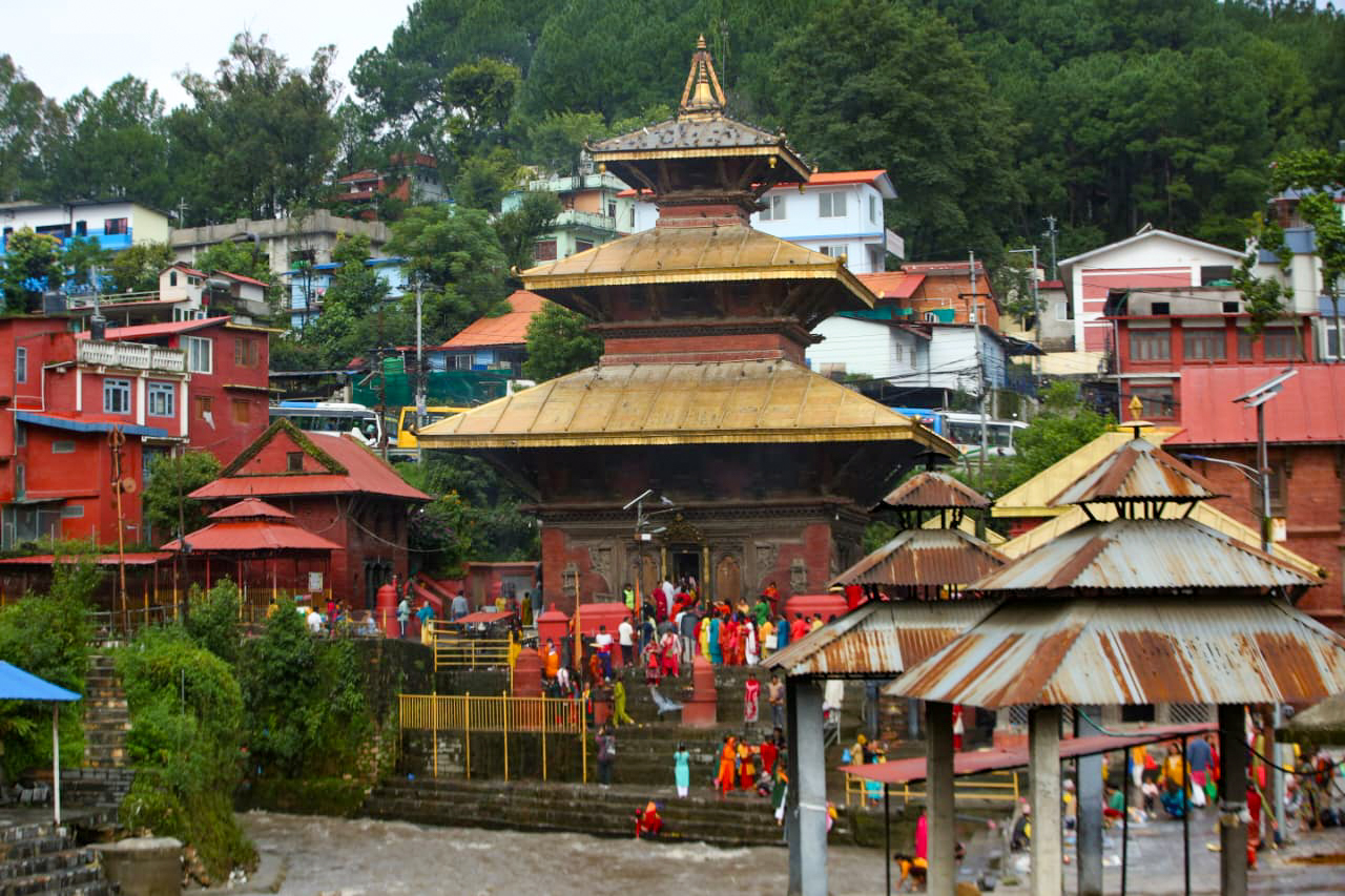 साउनको अन्तिम सोमबार : पानीको प्रवाह बेवास्ता गर्दै शिवालयमा भक्तजनको घुइँचो
