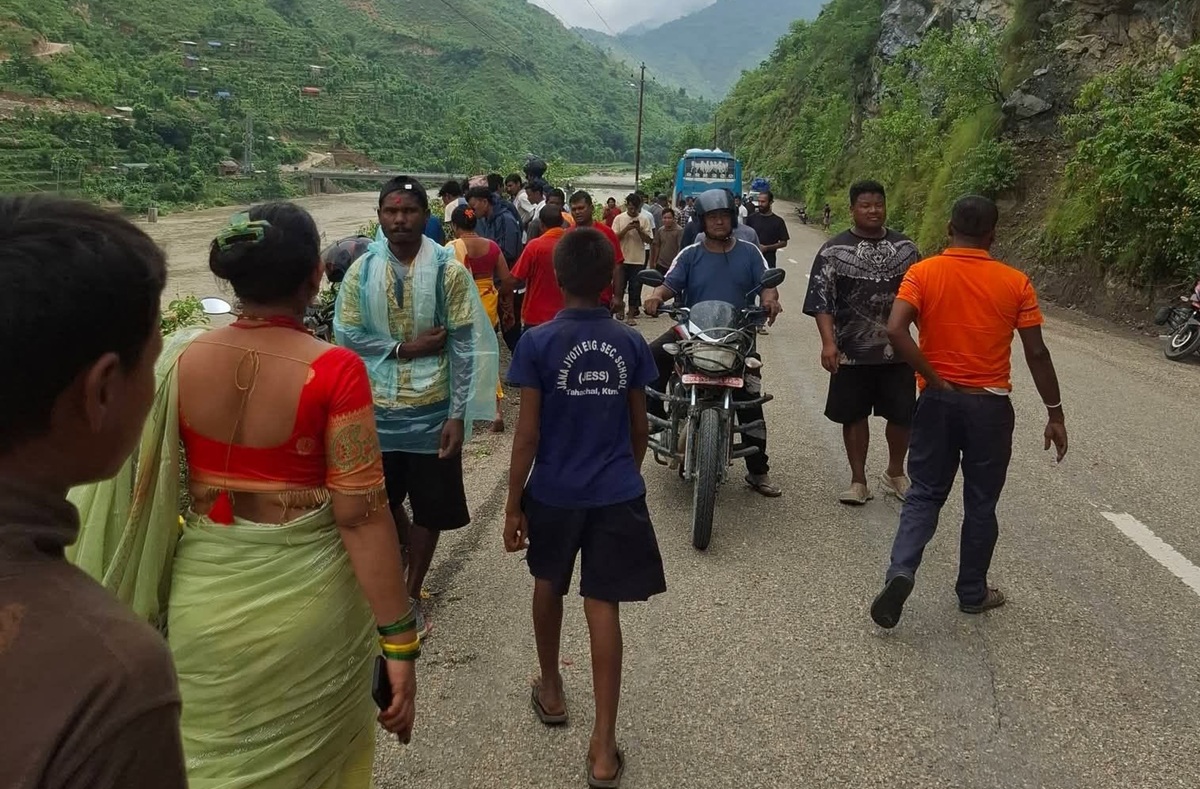 सुनकोशी नदीमा खस्यो कार