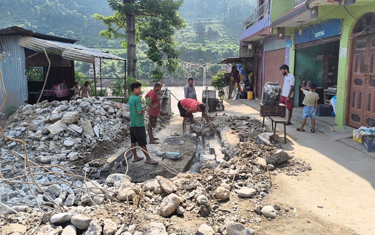 बाढी प्रभावित क्षेत्रमा १२ वटा झोलुङ्गे पुलको मर्मत सुरु, असोज २० भित्र सञ्चालनमा ल्याइने