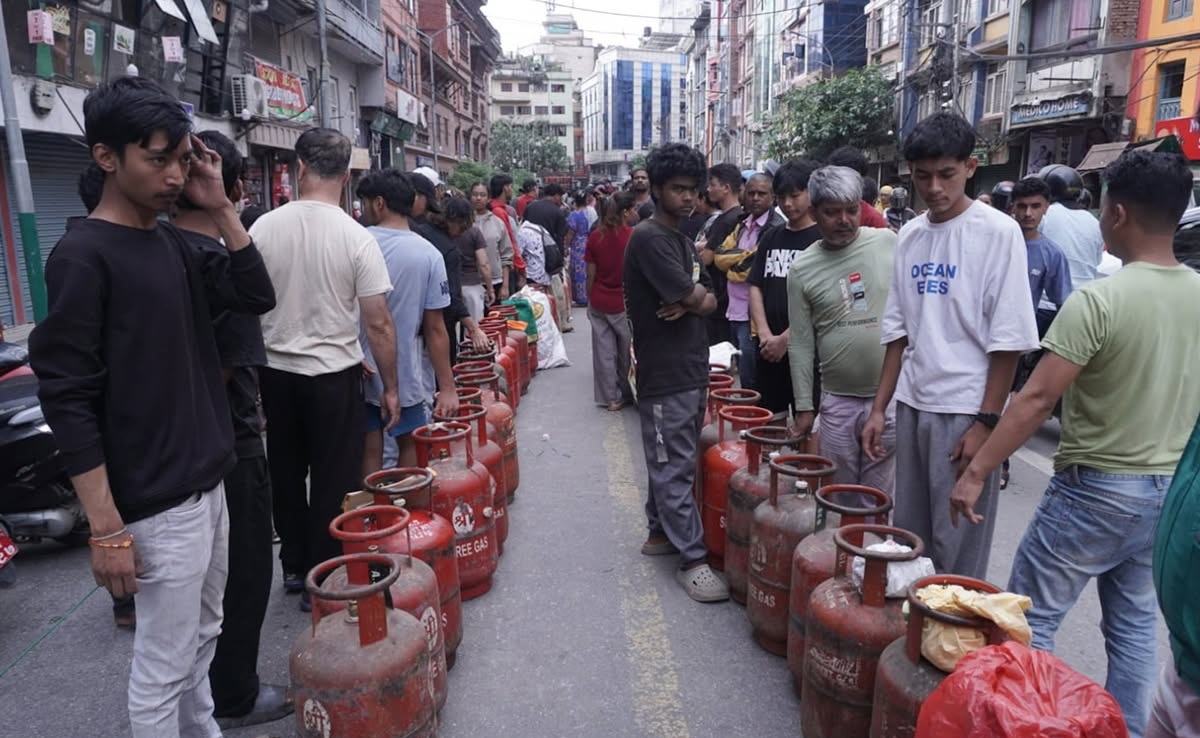 काठमाडौंमा ग्यास अभाव, लाइनमा उपभोक्ता