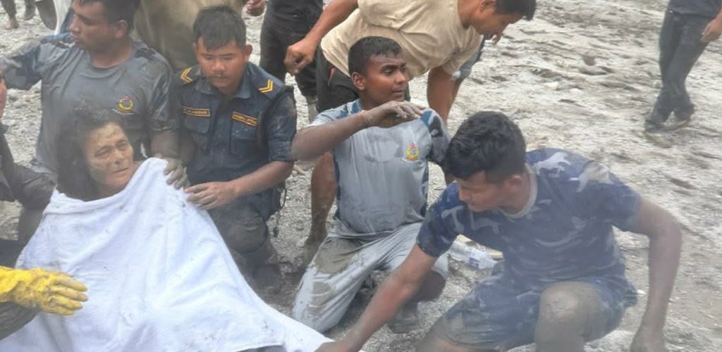 बाढीले पुरेको घरभित्रबाट ‘बचाऊ–बचाऊ’ भनेपछि…