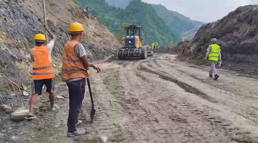 कृष्णभिर र ज्यामिरेमा पहिरो खसेपछि पृथ्वी राजमार्ग एकतर्फी