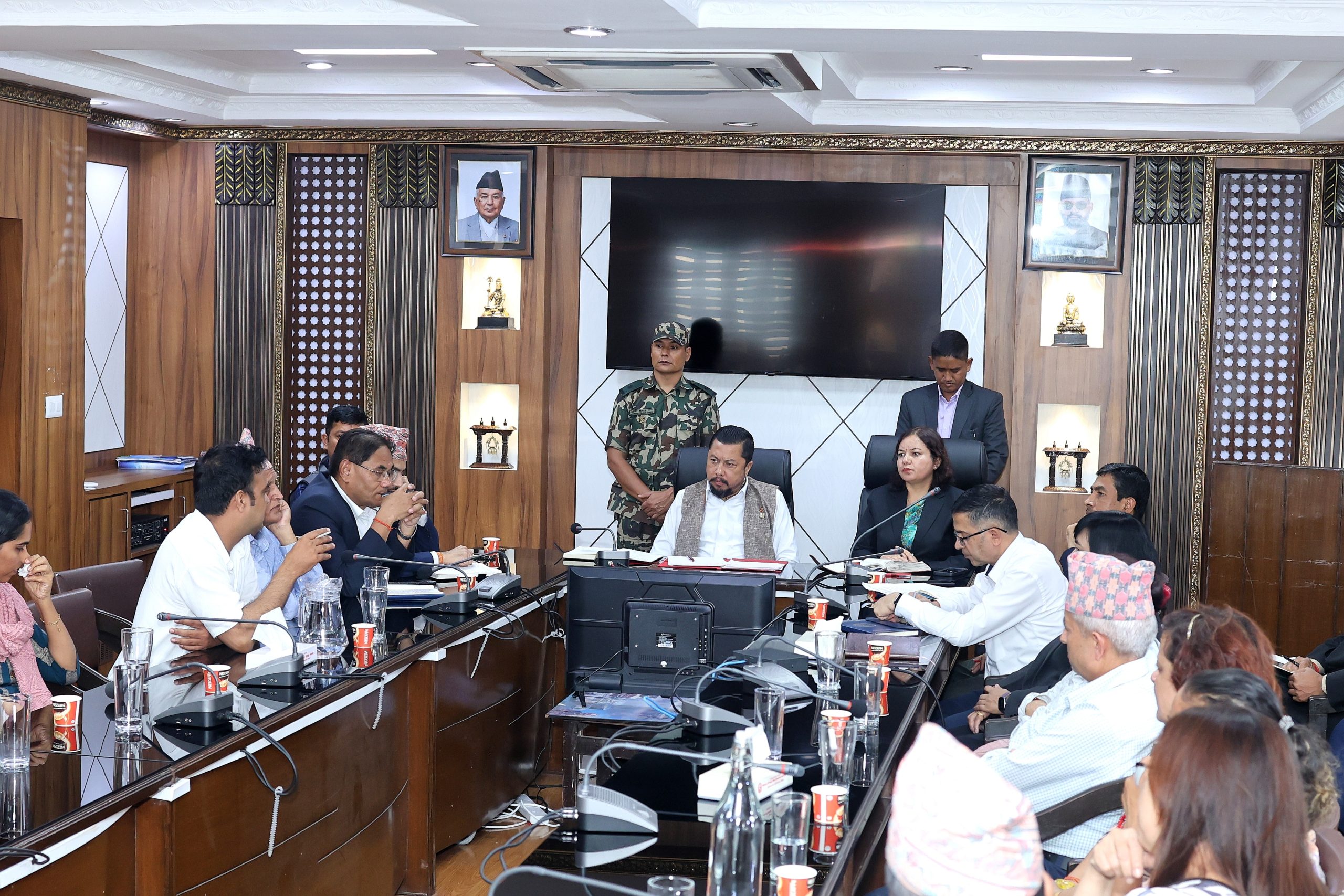 चिलिमेमा सम्पर्कविहीन राष्ट्रसेवकका परिवारलाई ऊर्जा मन्त्री श्रेष्ठको आश्वासन : ‘अझै आशा मार्ने बेला भएको छैन’