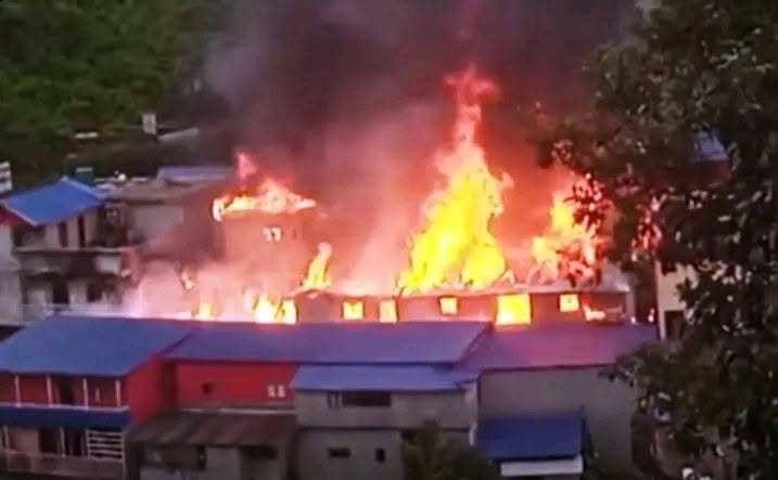 ताप्लेजुङको दोभानमा भीषण आगलागी